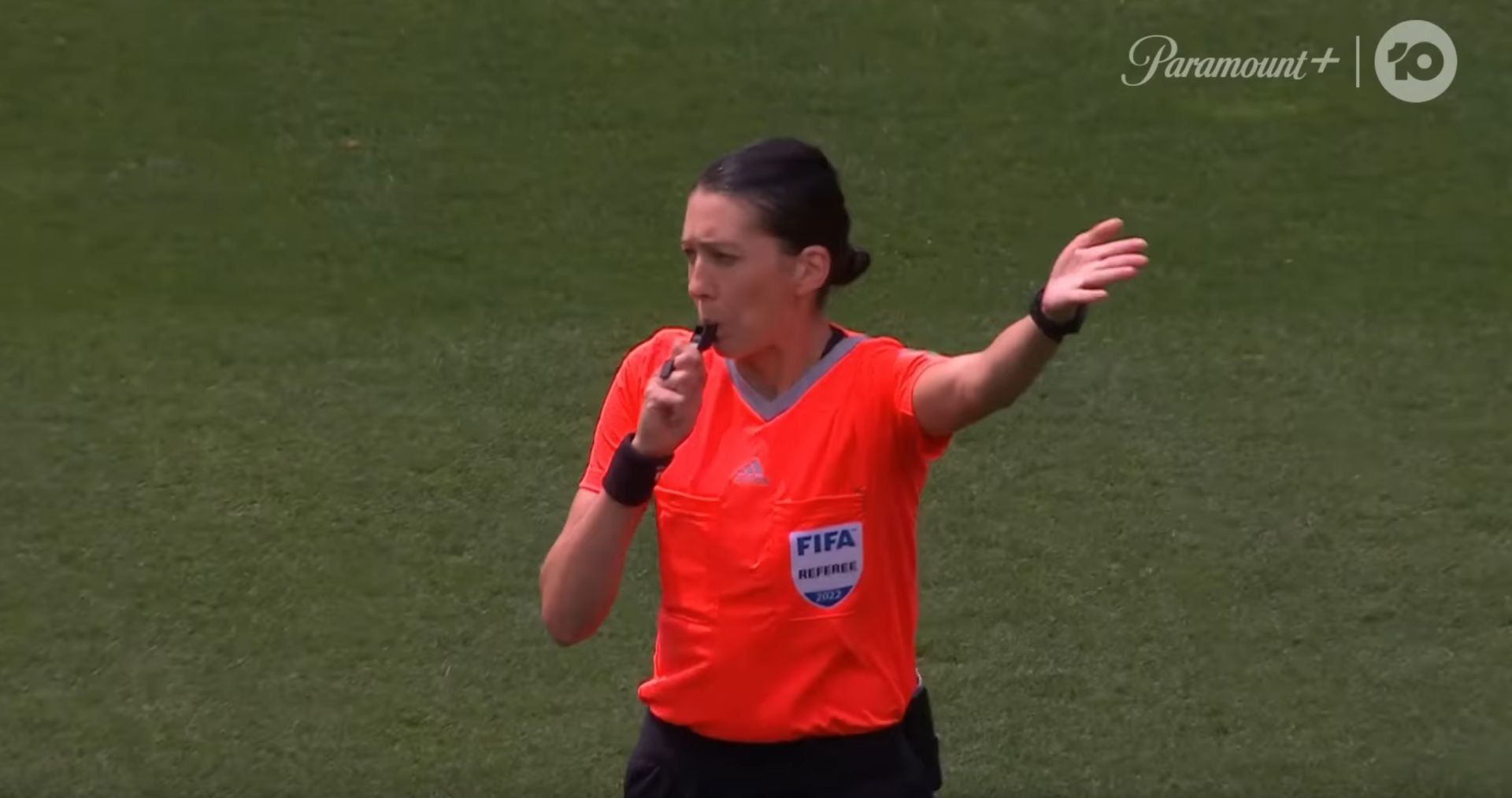 a league football match broadcast 04